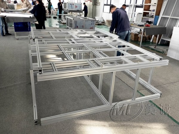 疫情繼續(xù)在歐美一些國家蔓延，口罩依舊緊缺，尤其是防護性能剛好的N95口罩。因此N95口罩機生產(chǎn)壓力非常大。很多生產(chǎn)N95口罩的都增加口罩機生產(chǎn)線的數(shù)量用以擴大生產(chǎn)，因此市場上對口罩機的需求也是大大增加。在這個時間就是生命是特殊時期，N95口罩機機架從設(shè)計到交付要多久是眾多口罩機生產(chǎn)廠家關(guān)注的一個問題。今天美誠鋁業(yè)作為鋁型材機架生產(chǎn)加工廠家來幫助解答這個問題。